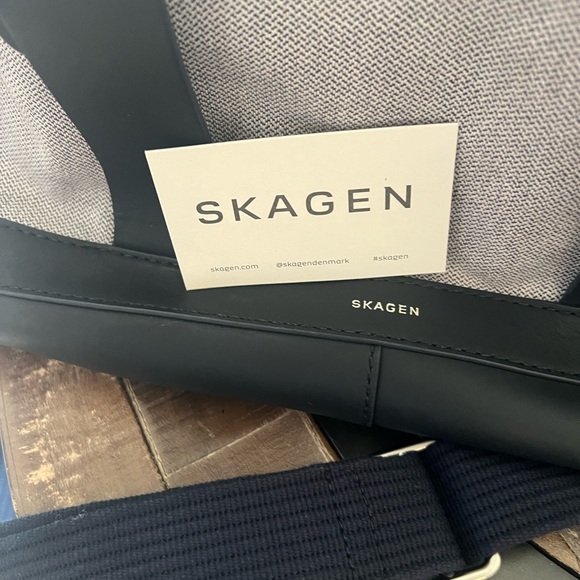 Skagen Gray Duffel Bag with Classic Design - Picture 3 of 4